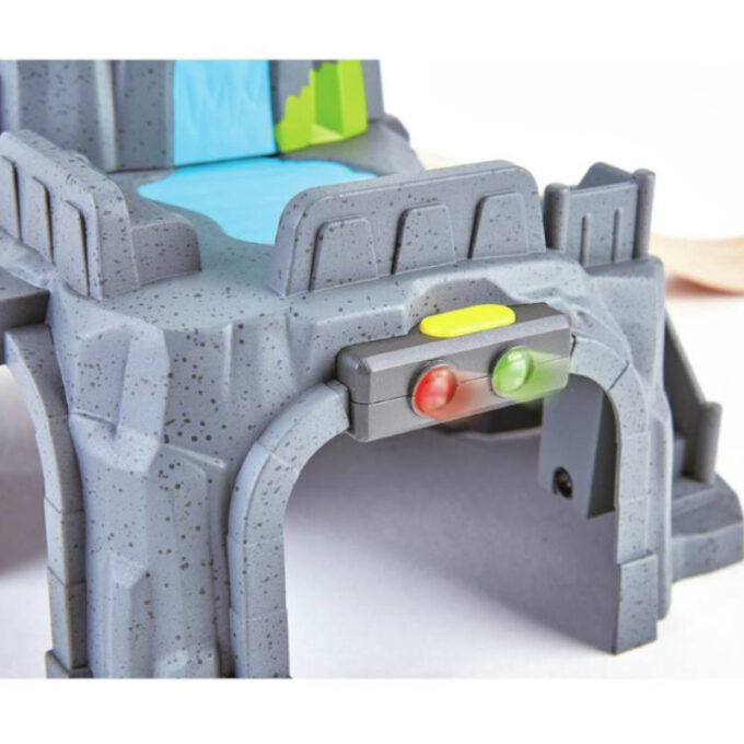 Valguse ja helidega rongitee mägitunnel