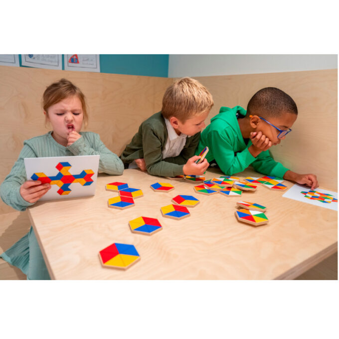 Kuusnurkade sobitamismäng "Värvid"