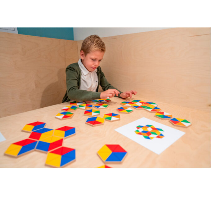 Kuusnurkade sobitamismäng "Värvid"