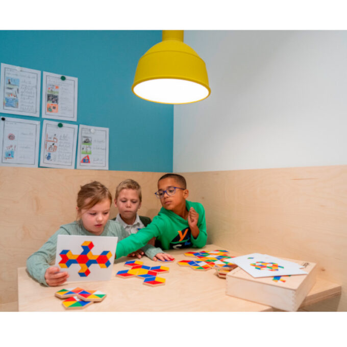 Kuusnurkade sobitamismäng "Värvid"