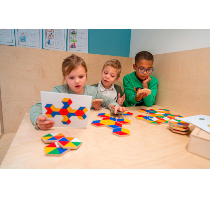 Kuusnurkade sobitamismäng "Värvid"