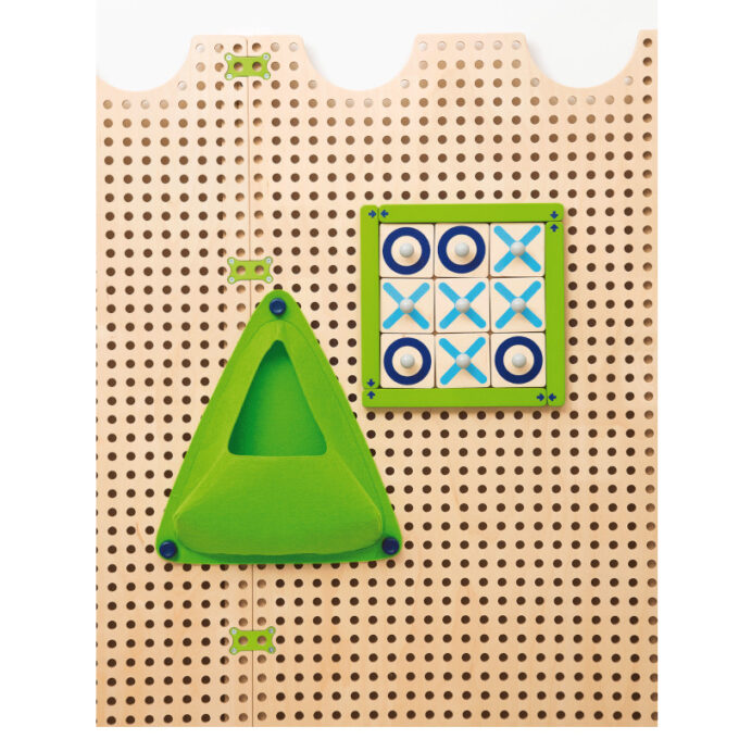 Plug It seinapaneel nuputamismängudega