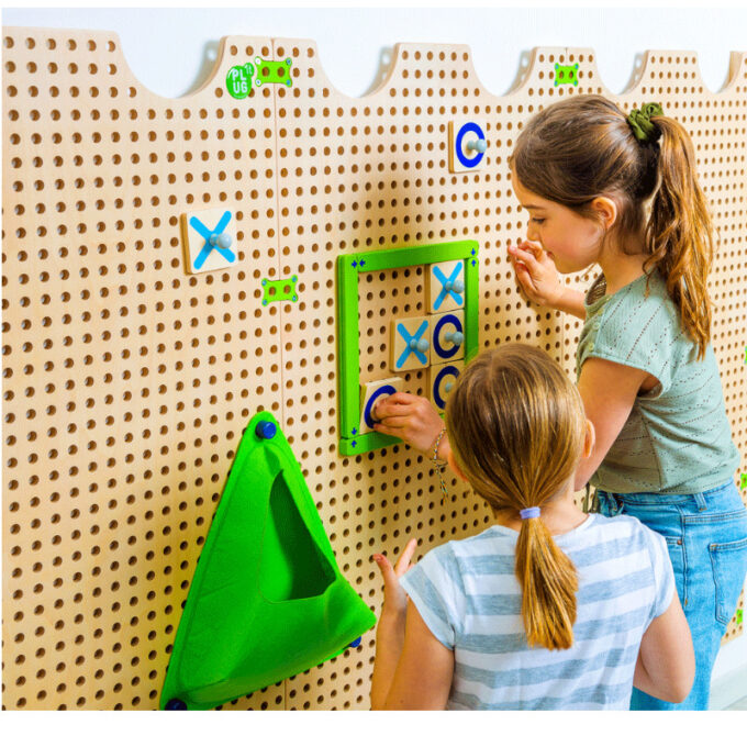 Plug It seinapaneel nuputamismängudega