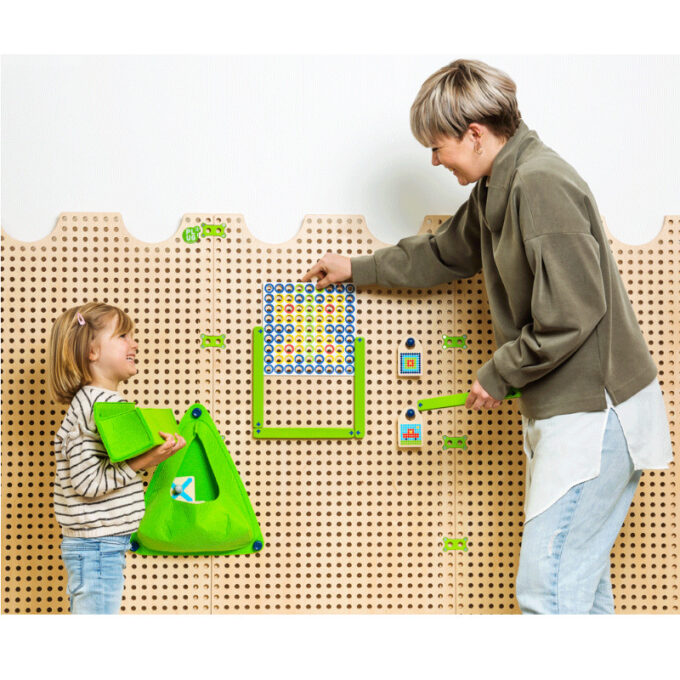 Plug It seinapaneel nuputamismängudega