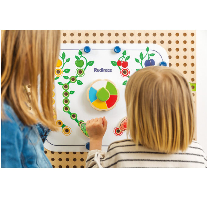 Plug It seinapaneel rühmamängudega