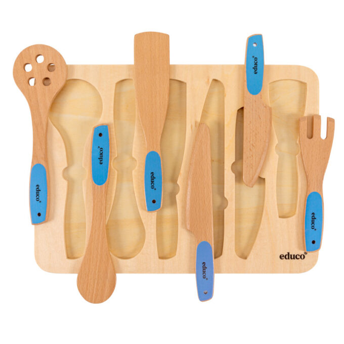 Puidust köögitarvikud alusel