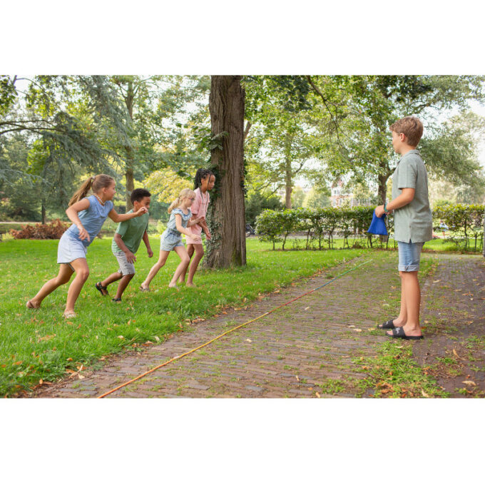 Liikumismäng "Leia õige värv"