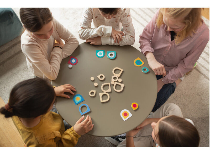 Lapsed laua ääres mängimas