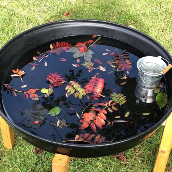 Mängualus Deep Spot puidust jalgadega