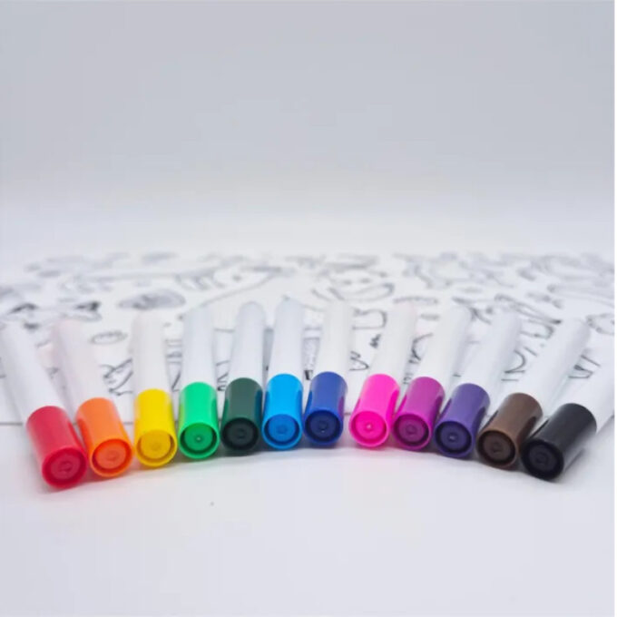 Korduvkasutatav värvimismatt "Metsaloomad" (12 pliiatsiga)