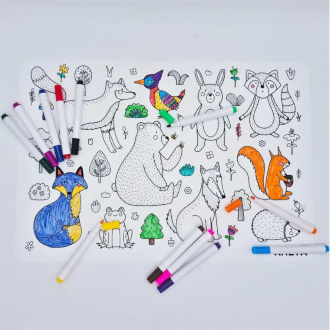 Korduvkasutatav värvimismatt "Metsaloomad" (12 pliiatsiga)
