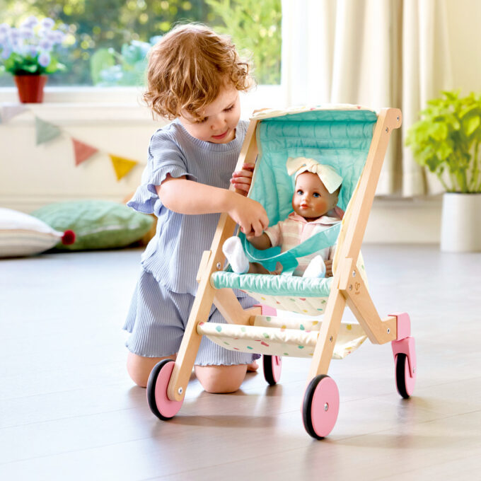 Pöörlevate ratastega nukukäru