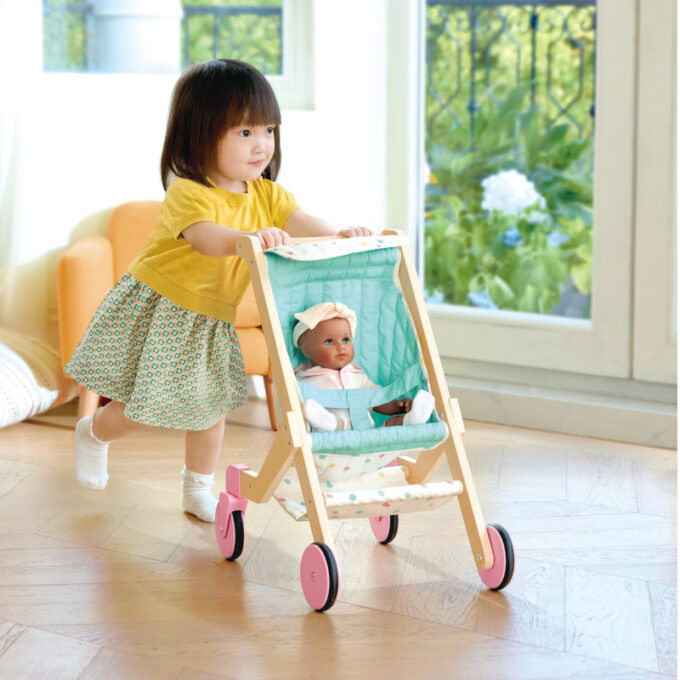 Pöörlevate ratastega nukukäru